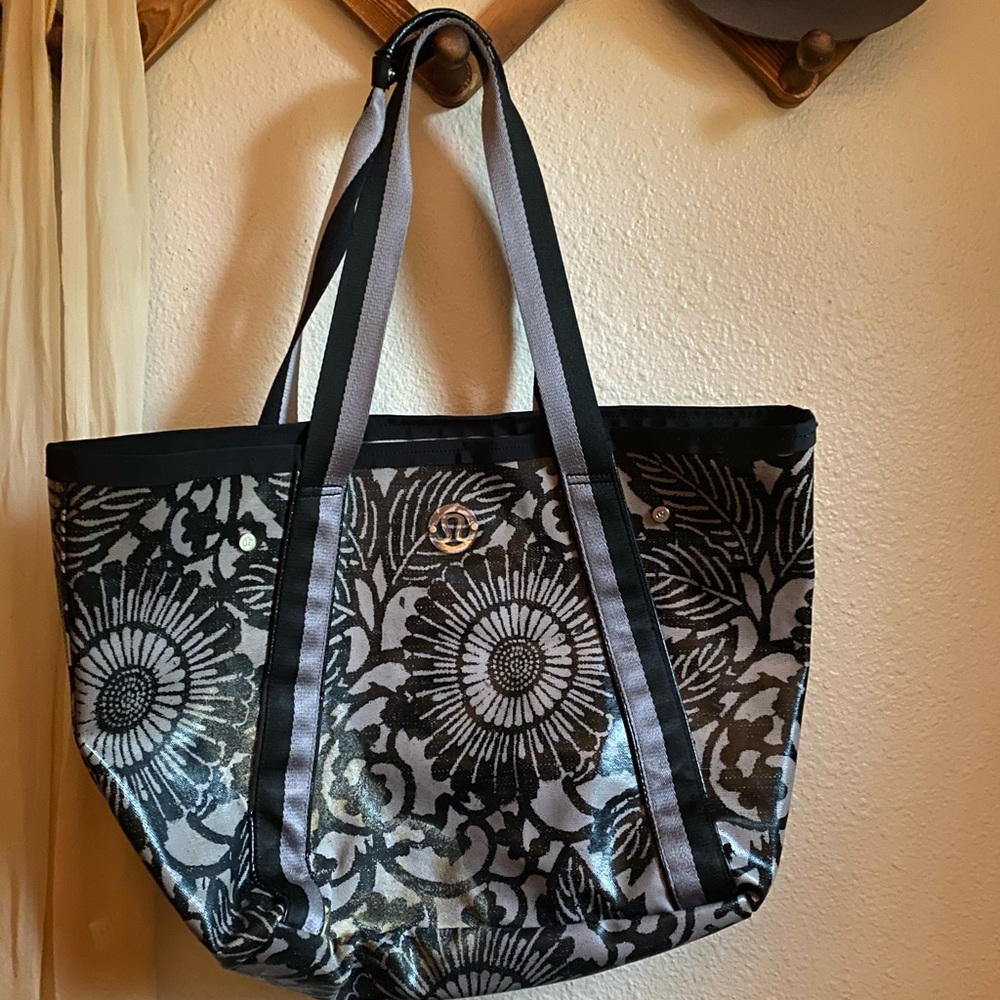 Lululemon gym bag / grey flower tote